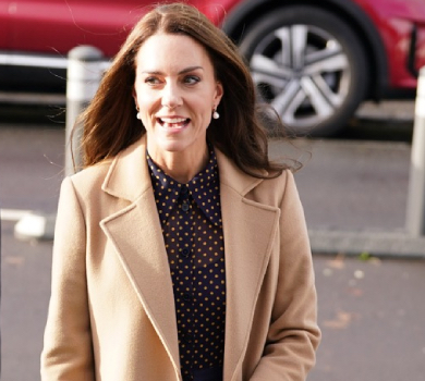 Кейт Міддлтон у синьо-жовтій сукні зустріли короваєм у Центрі українських біженців. ФОТО