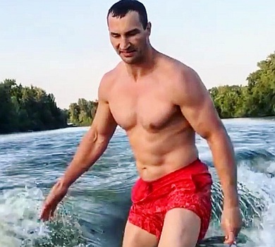 Кличко з голим торсом осідлав хвилю. ВІДЕО