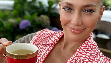 Радійте сонцю, пийте чай, робіть селфі: Лопес мотивує та зваблює своїм декольте