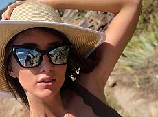 Різатдінова у Бразилії позувала в купальнику на валуні. ФОТО