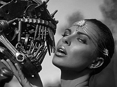 Кохана Лещенка стала повелителькою залізних почвар. ФОТО