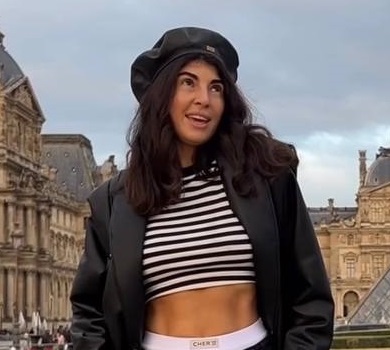 Не хочу виправдовуватися: Мусіна з голим животом попозувала на тлі паризької архітектури