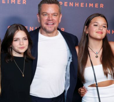 Метт Деймон із трьома дочками попозував на прем'єрі в Парижі. ФОТО 