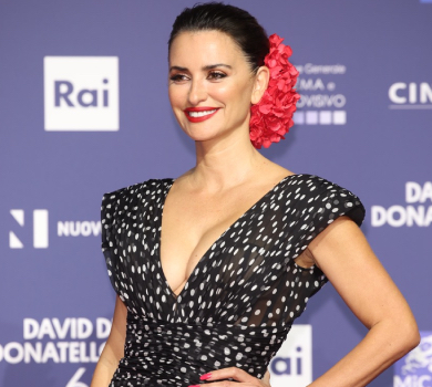 Квіти у волоссі, розріз та сміливе декольте: Крус у напівпрозорій сукні посвітила ніжками на кінопремії