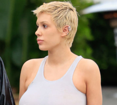 Босонога жінка Веста у Флоренції ледь втримала пишний бюст у крихітному бюстгальтері