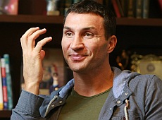 Кличко показав, що зробив з трусами Повєткіна 