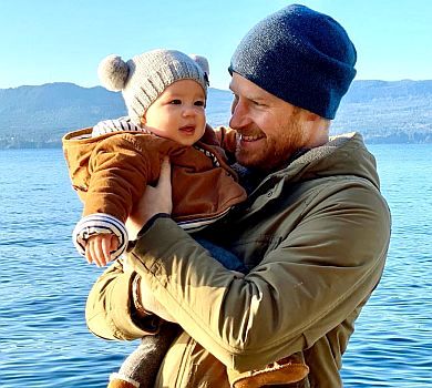 У тата на руцях: нове ФОТО малюка принца Гаррі й Меган та цікаві деталі