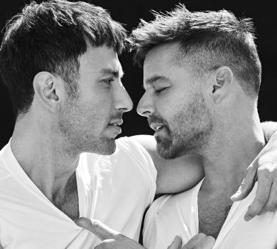 Рікі Мартін із коханим чоловіком прикрасили обкладинку глянцю. Чуттєві ФОТО