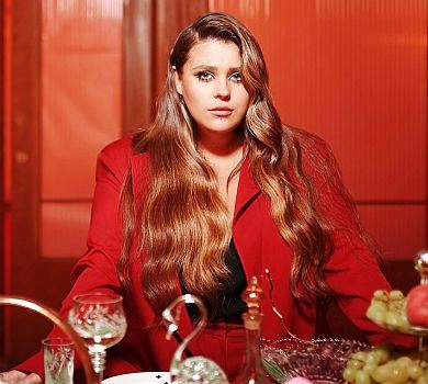 Самотня наречена Kazka влаштувала погром на весіллі. ВІДЕО