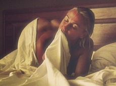 Настя з Nikita показала постільну еротику та селфі на троні. ФОТО