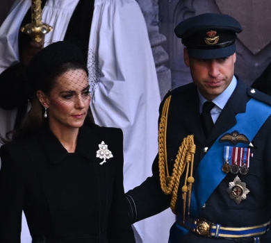 На знак пошани: Міддлтон та Маркл надягли особливі прикраси на церемонію прощання з Єлизаветою ІІ 