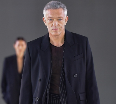 Чиста класика: 56-річний Венсан Кассель у стильному образі продефілював подіумом у Парижі. ФОТО