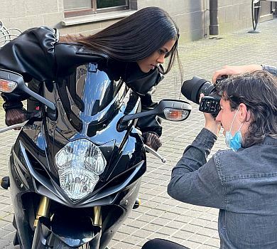 Тіна Кунакі в шкірі вдала з себе байкершу на вулицях Києва