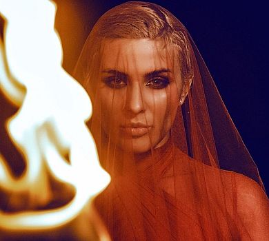 Хижачка MARUV у латексі влаштувала ритуальні танці на піску та у вогні. ДВА ВІДЕО