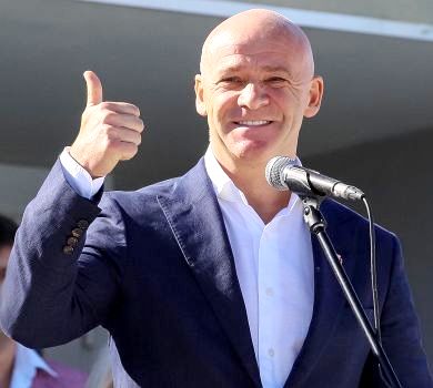 Не в тюрму, а в челендж: одеський мер Труханов розважився з пляшкою. ВІДЕО