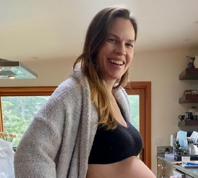 Духовка розігрівається: 48-річна Свонк у останньому триместрі вагітності похизувалася чималим животиком