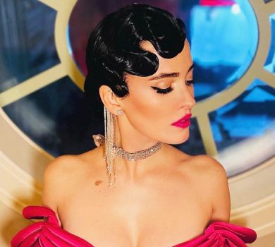 Астаф'єва посвітила пишними грудьми в ретро-бурлескному образі. ФОТО