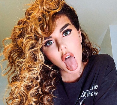 Седокова в купальнику догори дупою розляглася на рожевому фламінго