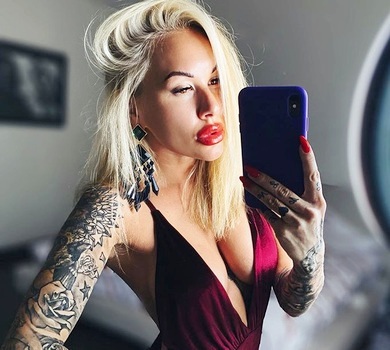 Морозюк показалася до пластики та заспівала гімн у спущених штанах 