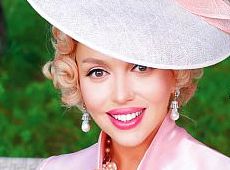 Полякова стала британською королевою з дочками та козами. ФОТО