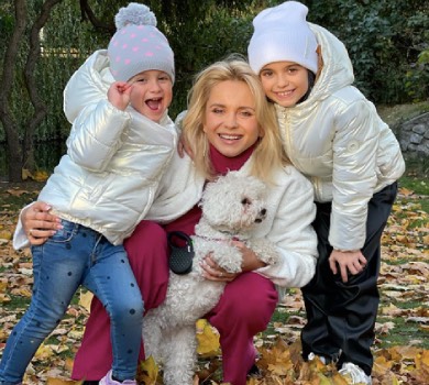 Життя триває: Ребрик із доньками заспівала українську народну пісню. ВІДЕО