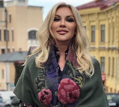 Повалій у шапочці показово похазяйнувала граблями