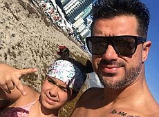 Поруч, але окремо: чоловік і доня Лорак бавляться на пляжі Маямі без неї