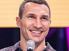 Мокрий Кличко на відпочинку привітав зі святами та сплюнув. ВІДЕО 