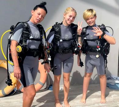 Купальники та гідрокостюми: Горова з дітьми активно відпочиває на Мальдівах