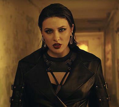 Дзвоніть 911: небезпечна Maruv у новому кліпі трусила сідницями та цілилася з пістолета. ВІДЕО