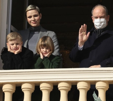 Родина в зборі: князь та княгиня Монако з дітьми показалися підданим із балкона