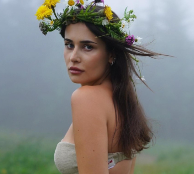 Донька мера Філатова в обтислому льоні попозувала мамі на Івана Купала. ФОТО