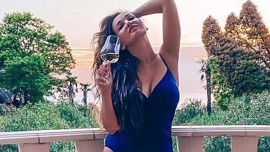 42-річна Чехова млосно попозувала в купальнику і з келишком. ФОТО 