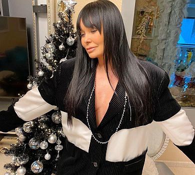 Ахат у домашньому луці блиснула сміливим декольте. ФОТО 