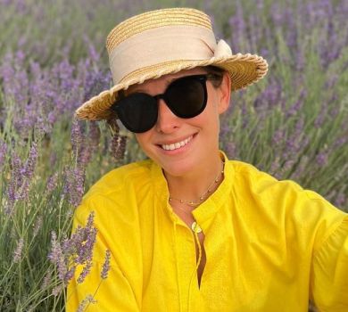 Осадча у вишиванці та мінішортах всілася у лаванду заради ФОТО