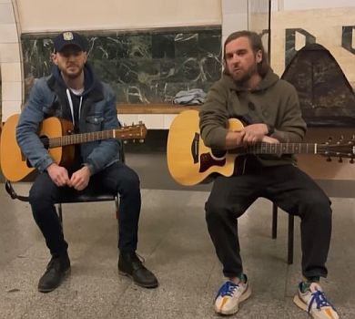 Маємо вірити у ЗСУ та перемогу: БЕZ ОБМЕЖЕНЬ виступили в київському метро. ВІДЕО