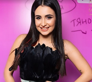 А в мене вже цицьки: Трінчер вперше показала нові груди та назвала вартість операції