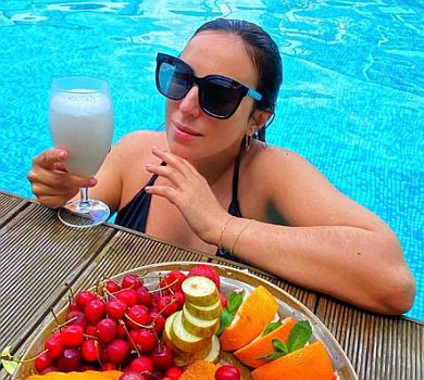 Вагітна Джамала знялася з крилами на обличчі та порелаксувала у басейні 