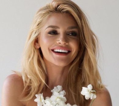 Екс-ВІА Гра Романова до 32-річчя показалася топлес і з нарцисами. ФОТО