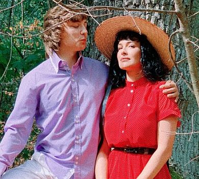 Як Астаф’єва у червоній сукенці з хлопаком у лісі танцювала. ВІДЕО