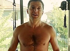 Спорт-блогер Зеленський показав голий торс і став човником на підлозі. ВІДЕО