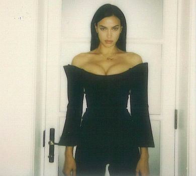 Ірина Шейк засвітила пишне декольте й дупцю в стрінгах. ФОТО