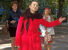 Як Гросу у вишиванці агітує пенсіонерів за маму. ФОТО 