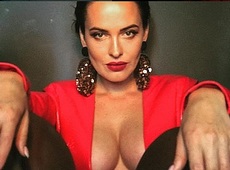 Перукар Астаф'єва заінтригувала світлинами з екзотичними чоловіками