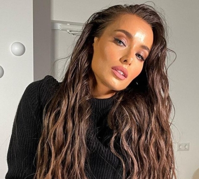 Без фотошопу: Мішина в латексному топі, трусах і чоботях показала манливі пози