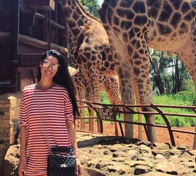 Єфросиніна у Кенії побачила дупу зебри та погодувала жирафа 