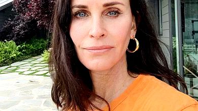 55-річна Кортні Кокс засвітила струнку дівочу фігурку в купальнику. ВІДЕО