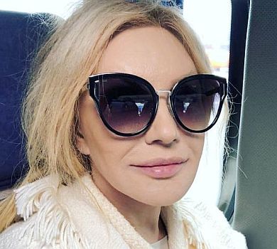 Повалій у солом’яному капелюшку заселфилася на тлі іспанського пляжу