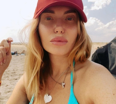 Камінська на пляжі Гааги продемонструвала форми у бірюзовому бікіні. ФОТО 