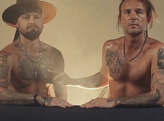 Новий кліп MARU: оголений Дудко, курка та алюзії на відомих митців